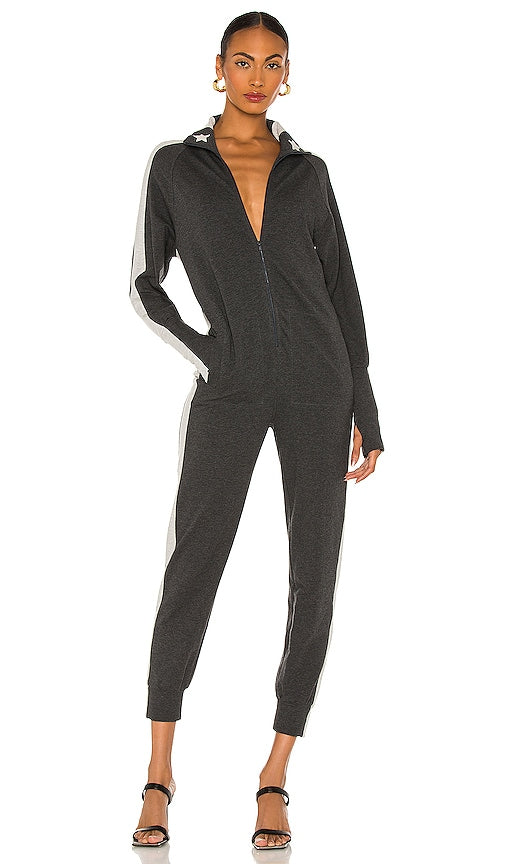 Norma Kamali Side Stripe Stars Bomber Jumpsuit in Grey Norma Kamali Stripe Stripe Stripe Bomber Jumps Suit en gris 诺玛·卡马利（Norma Kamali）侧条纹星星轰炸机连身裤穿着灰色