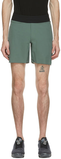 On Green Lightweight Shorts - Sur des shorts verts légers - 녹색 가벼운 반바지에