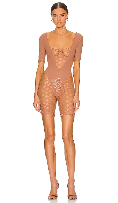 Poster Girl The Shelly Playsuit in Brown Affiche Girl Le Shelly Plays Cuit Brown 海报女孩的雪莉小玩意穿着棕色