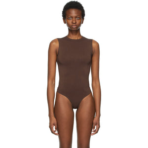 SKIMS Brown Essential Thong Bodysuit - Skims Brown Thong Essential Body - 갈색 필수 끈 바디 수트를 훑어보십시오