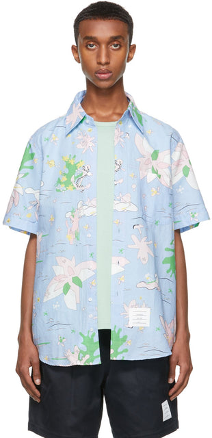 Thom Browne Blue Graphic Print Straight-Fit Short Sleeve Shirt - THOM BROWNE BROWNE T-shirt à manches courtes à manches courtes - Thom Browne 블루 그래픽 프린트 스트레이트 피트 짧은 소매 셔츠