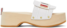 Thom Browne White Wood Logo Clogs - Thom Browne Blanc Blanc Logo Sabots - Thom Browne 화이트 나무 로고 나막신
