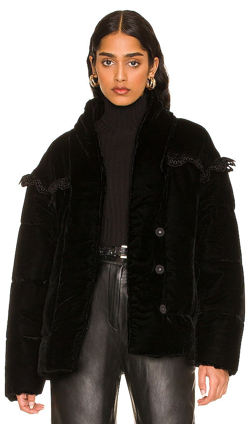 Tularosa Juliet Velvet Puffer Coat in Black Tularosa Juliet Velvet Puffer Bucher en noir Tularosa Juliet Velvet Puffer Goat穿着黑色