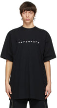 VETEMENTS Black Friendly Logo T-Shirt - T-shirt de logo sympathique noir - vetements 검은 친화적 인 로고 티셔츠