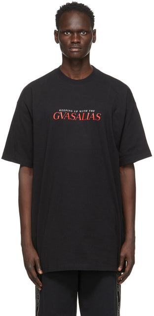 VETEMENTS Black 'Keeping Up With The Gvasalias' T-Shirt - Vetements Black 'Garder le T-shirt Gvasalias - Vetements Black '은 Gvasalias'티셔츠와 함께 지키고 있습니다.