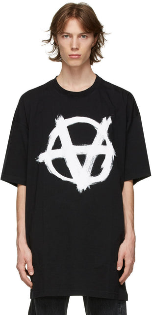VETEMENTS Black Oversized Anarchy Gothic Logo T-Shirt - T-shirt de logo gothique d'anarchie surdimensionné noir surdimensionné - vetements 검은 색 대형 무정부 고딕 로고 티셔츠