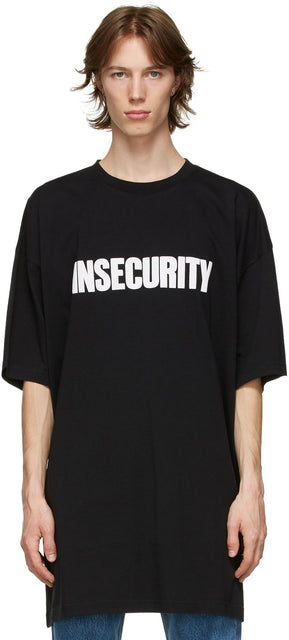 VETEMENTS Black Oversized 'Insecurity' T-Shirt - T-shirt de l'insécurité noir surdimensionné - vetements 블랙 대형 '불안정'티셔츠