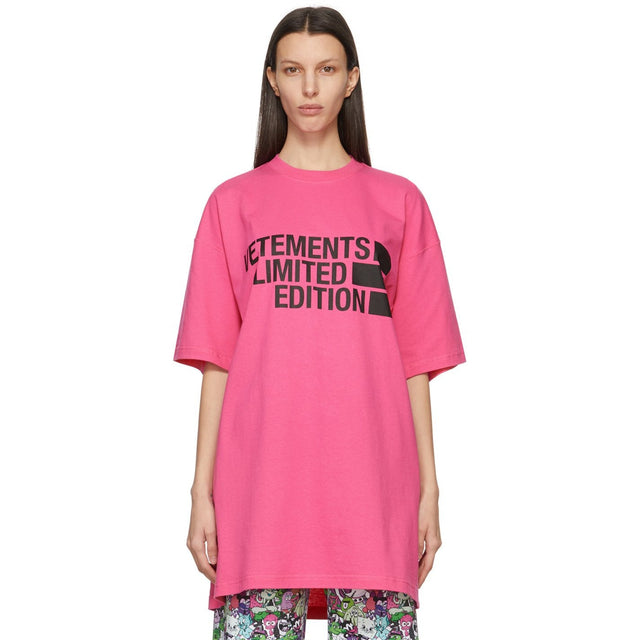 VETEMENTS Pink 'Limited Edition' Big Logo T-Shirt - T-shirt de logo gros vetements rose 'édition limitée' - Vetements 핑크색 '한정판'큰 로고 티셔츠