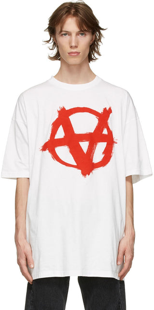 VETEMENTS White Oversized Anarchy Gothic Logo T-Shirt - T-shirt de logo gothique de l'anarchie surdimensionné blanc surdimensionné - Vetements 흰색 대형 무질서 고딕 로고 티셔츠