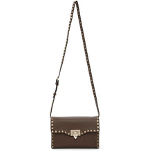 Valentino Brown Valentino Garavani Small Rockstud Crossbody Bag - Valentino Brown Valentino Garavani petit sac de chant de rockstud - 발렌티노 브라운 발렌티노 가라 바니 작은 록 스튜디오 크로스 바디 가방
