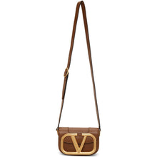 Valentino Tan Valentino Garavani Small Super VLogo Shoulder Bag - Valentino Tan Valentino Garavani petit sac à bandoulière Super Vlogo - Valentino Tan Valentino Garavani 작은 슈퍼 Vlogo 어깨 가방