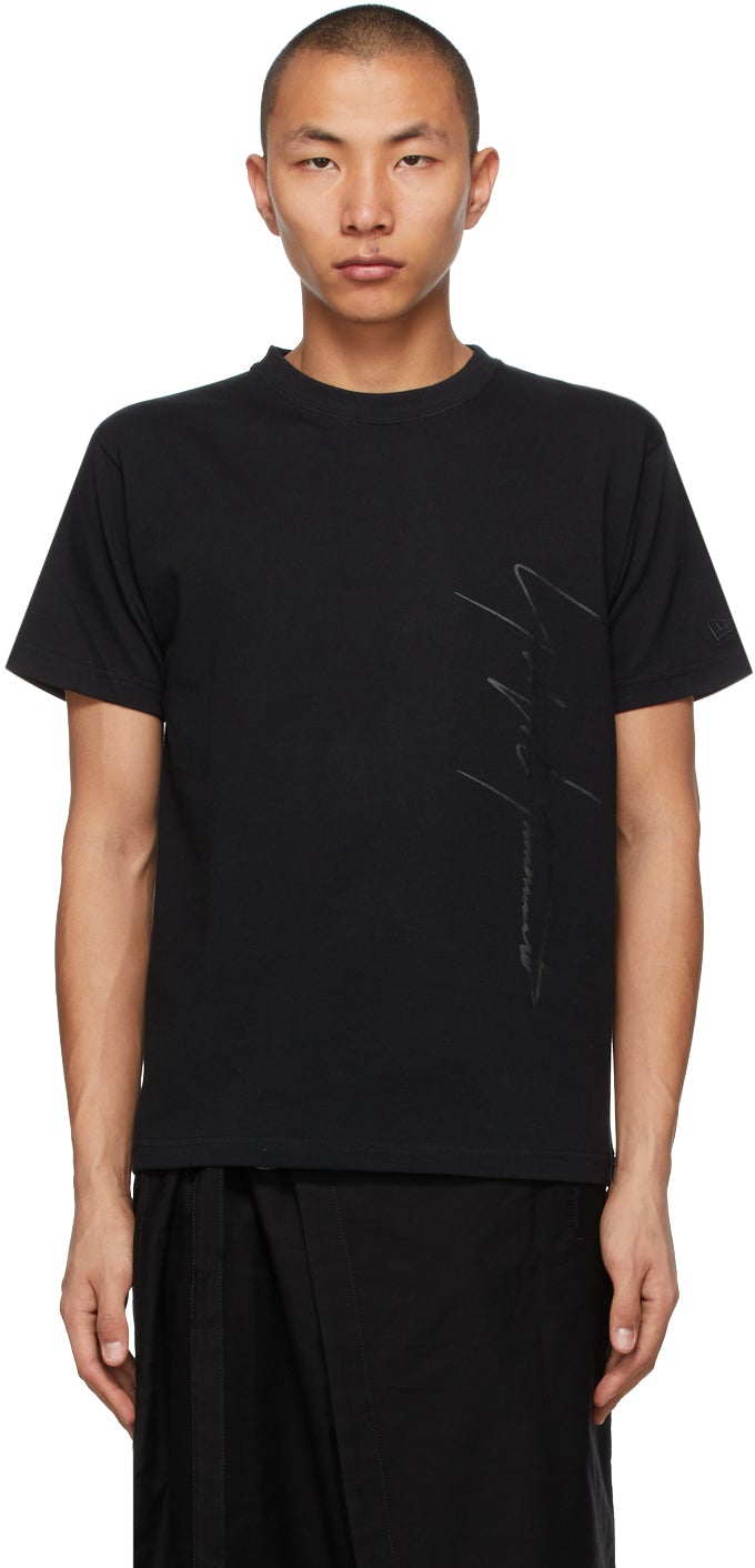Yohji Yamamoto Black New Era Edition Signature Print T-Shirt - Yohji Yamamoto Noir Nouveau T-shirt imprimé Signature Era EA Signature - Yohji 야마모토 블랙 새로운 시대 에디션 서명 인쇄 티셔츠