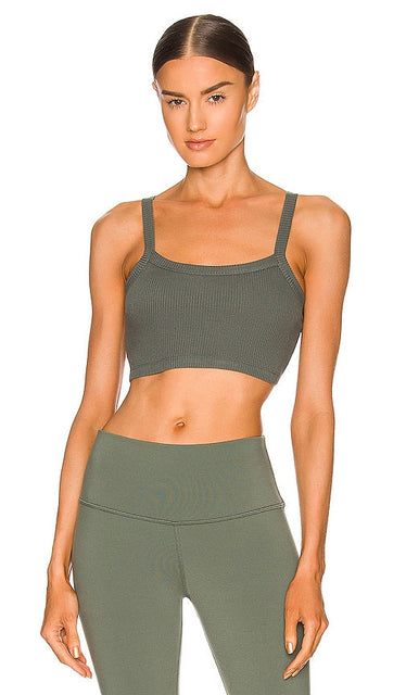 alo Ribbed Cropped Whisper Tank in Army Alo Ribbed Cropped Whisper Tank dans l'armée 在军队中的Alo ribed裁剪式耳语坦克
