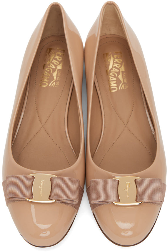 Salvatore Ferragamo Beige Patent Varina Ballerina Flats - Salvatore Ferragamo Beige Varina Ballerina Appartements - Salvatore Ferragamo Beige 특허 Varina 발레리나 아파트