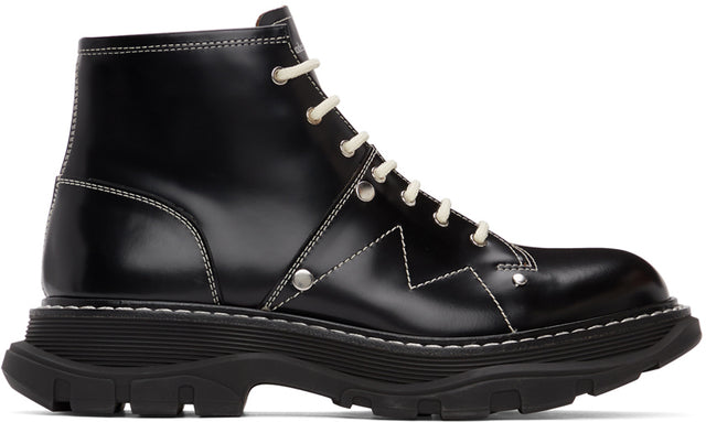 Alexander McQueen Black Contrast Stitch Tread Lace-Up Boots - Bottes à lacets à lacets de point de contraste de la bande de roulement de la bande de roulement - Alexander McQueen 블랙 콘트라스트 스티치 트레드 레이스 업 부츠