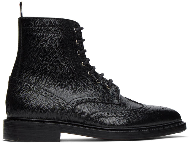 Thom Browne Black Pebble Leather Wingtip Boots - Thom Browne Bottes Wingtip en cuir de caillou noir - Thom Browne 검은 조약돌 가죽 윙팁 부츠