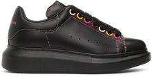 Alexander McQueen Black Rainbow Eyelets Oversized Sneakers - Alexander McQueen Eyelets arc-en-ciel noir Sneakers surdimensionnés - Alexander McQueen 블랙 레인보우 아이레엣 대형 스 니커