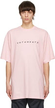 VETEMENTS Pink Friendly Logo T-Shirt - T-shirt de logo amical rose vetements - vetements 핑크 친화적 인 로고 티셔츠
