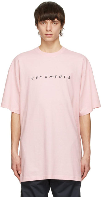 VETEMENTS Pink Friendly Logo T-Shirt - T-shirt de logo amical rose vetements - vetements 핑크 친화적 인 로고 티셔츠
