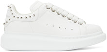 Alexander McQueen White Studded Oversized Sneakers - Les baskets surdimensionnées blanches d'Alexander McQueen - Alexander McQueen White는 대형 스니커즈를 공개했습니다