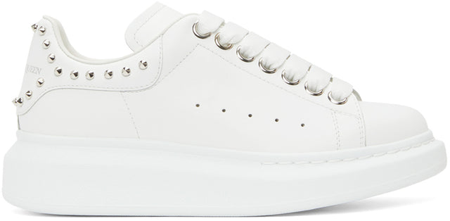 Alexander McQueen White Studded Oversized Sneakers - Les baskets surdimensionnées blanches d'Alexander McQueen - Alexander McQueen White는 대형 스니커즈를 공개했습니다